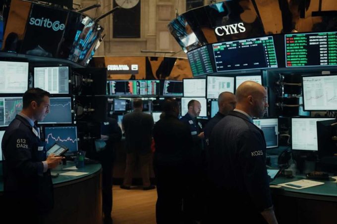 Milano in difficoltà: Stm, Prysmian e il crollo delle banche