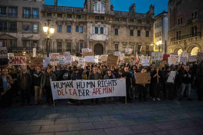 Milano: tensione in piazza della Scala per il gemellaggio con Tel Aviv, manganellate sui manifestanti pro Pal