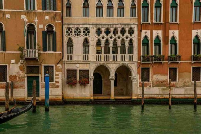 Monet e Venezia: un viaggio visivo che sfida la bellezza a New York