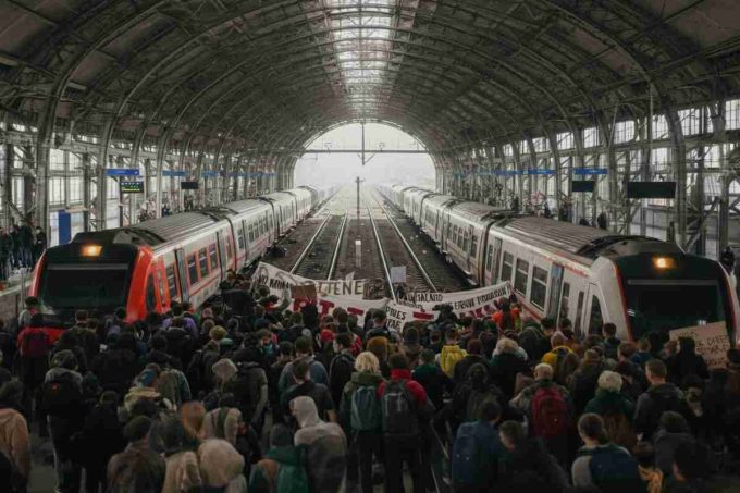 Napoli in fermento: pro Pal bloccano i binari della stazione Centrale, attesa per lo sciopero di Fs domani