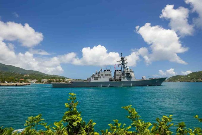 Nave da guerra americana in avvicinamento alle coste del Venezuela