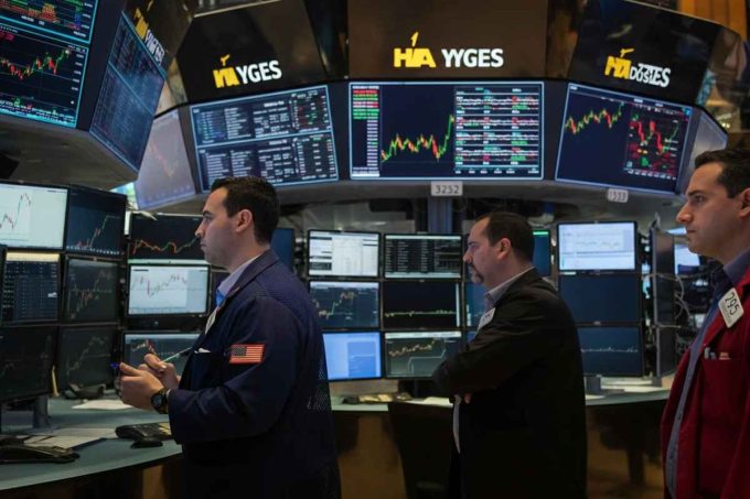 Petrolio in discesa: WTI scivola a 61,22 dollari al barile