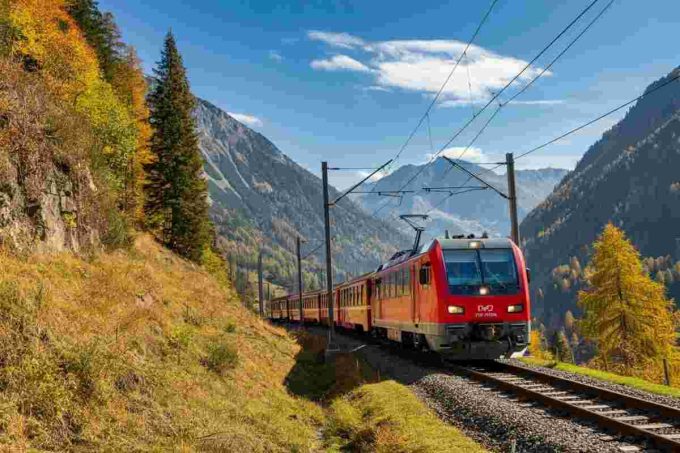 Scopri il fascino del Bernina: il treno rosso che attraversa le Alpi