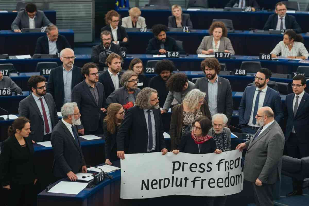 Sigfrido Ranucci al Parlamento europeo: dalla paura dell'attentato alla forza delle parole