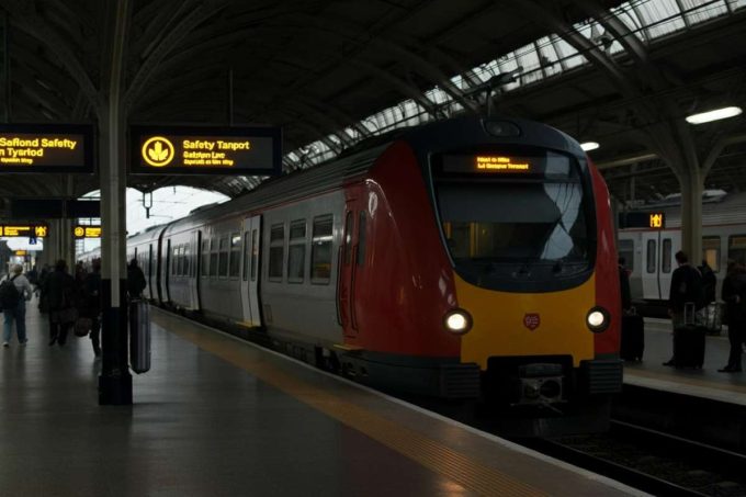 Tragedia a Trecate: tre ragazzi investiti dal treno, un morto e due feriti gravi