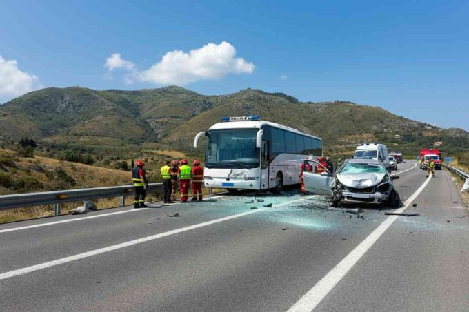 Tragedia in Calabria: tre vite spezzate in un drammatico scontro tra pullman e auto