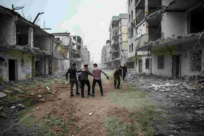 Tragedia in Ucraina: due vittime e otto feriti negli attacchi a Kiev