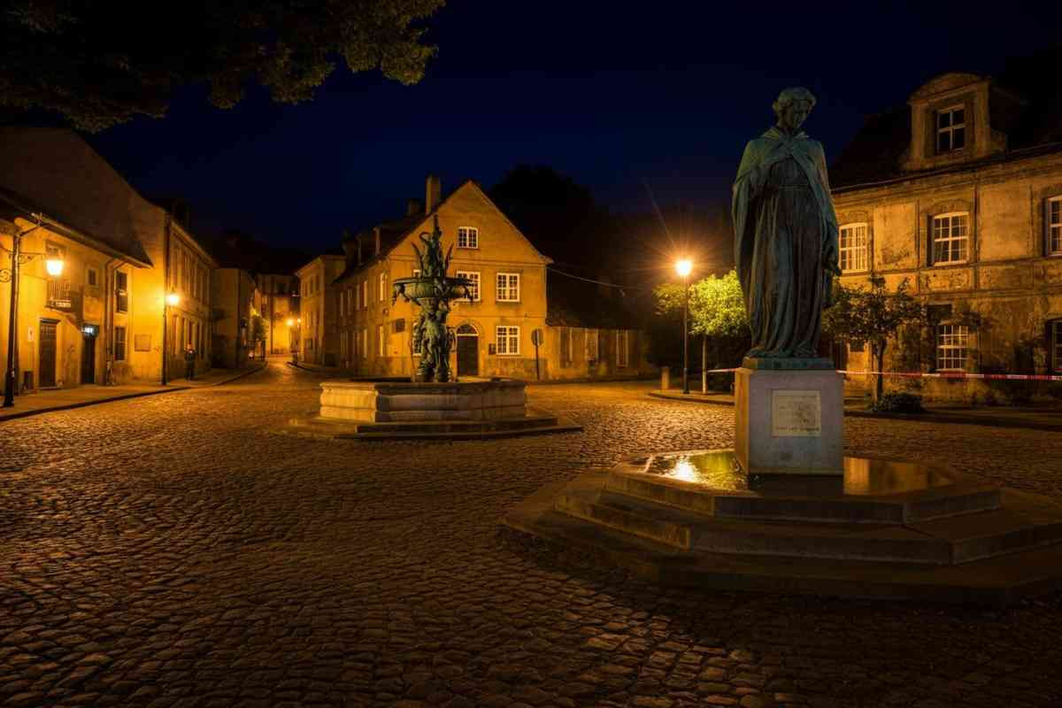 Tragedia in piazza: giovane di 19 anni perde la vita dopo una caduta da una statua