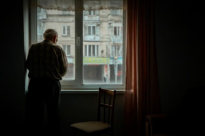 Tragedia nel Milanese: 71enne si lancia dal sesto piano durante sfratto, Ilaria Salis denuncia la crisi abitativa