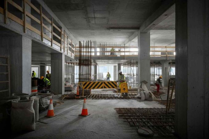 Tragedia sul lavoro: due incidenti mortali scuotono Italia, un uomo sepolto dalla terra e un altro precipita da un'altezza pericolosa