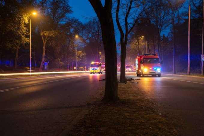 Tragedia sulla Colombo: giovane alla guida di una Bmw coinvolto in incidente mortale, sequestrato secondo cellulare