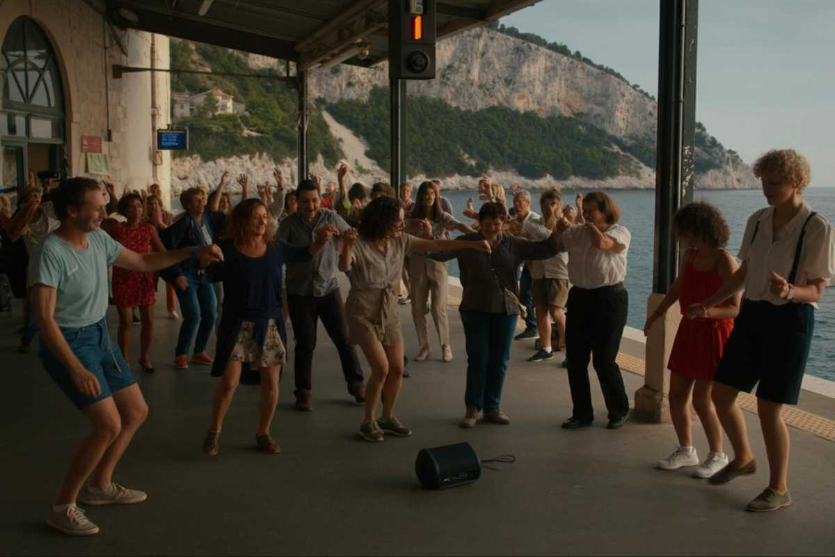 Treno in ritardo a Polignano a Mare: passeggeri si scatenano con la pizzica!