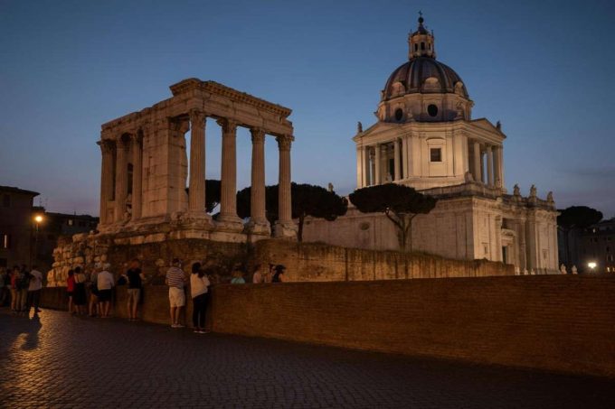 Turista perde la vita dopo una caduta dal muro del Pantheon a Roma