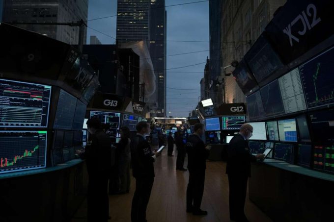 Wall Street in caduta libera: Dow Jones perde il 1,30%, Nasdaq scivola del 2,01%