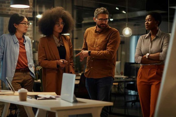 Yoox fa marcia indietro: stop ai licenziamenti per 211 dipendenti