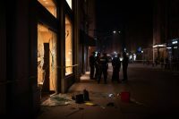 Colpo audace a Roma: assalto notturno alla vetrina di Louis Vuitton, caccia ai ladri in fuga