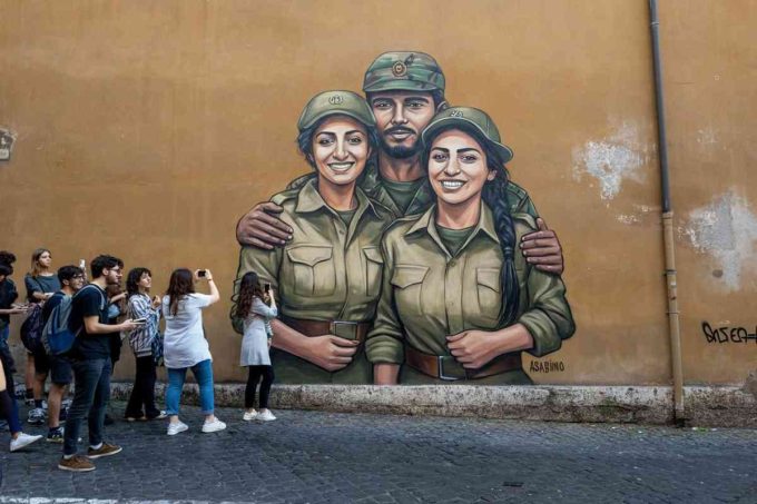 Francesca Albanese e Greta Thunberg: il murales che scuote Roma e accusa di jihad