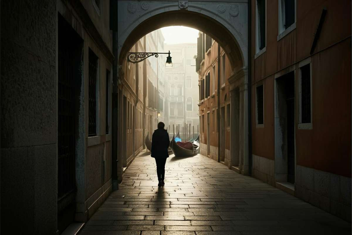 Frode assicurativa: 69enne di Venezia si infligge un taglio al braccio e riceve una condanna di quasi sei anni