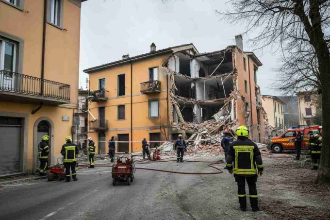 Fuga di gas nel Torinese: esplosione devasta palazzina e ferisce due persone
