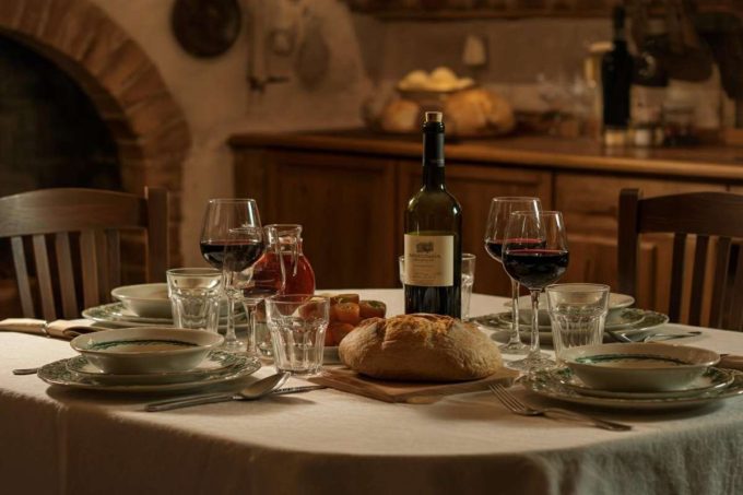 Il 52% degli italiani: la vera ospitalità è un'accoglienza enogastronomica