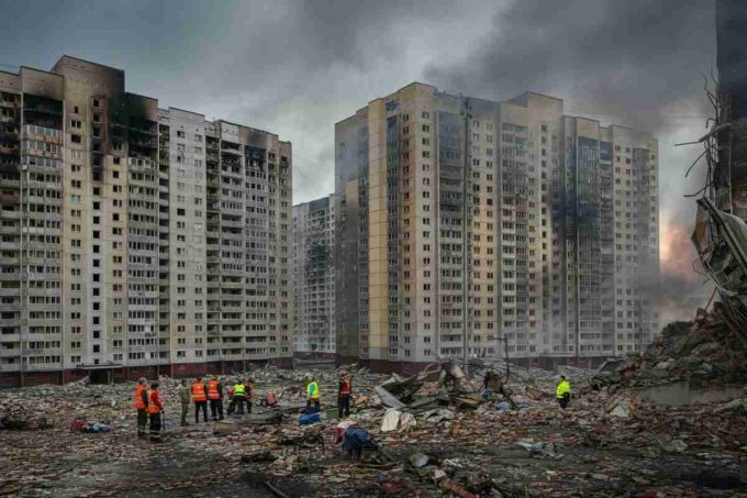 Incendio a Hong Kong: oltre 20 ore di lotta contro le fiamme