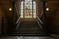 L'assessore sardo in una caduta clamorosa: frantumata la vetrata di Mario Sironi