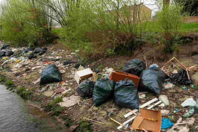 Rifiuti nel torrente e bollette dimenticate: 31enne scoperto e denunciato nel Bolognese