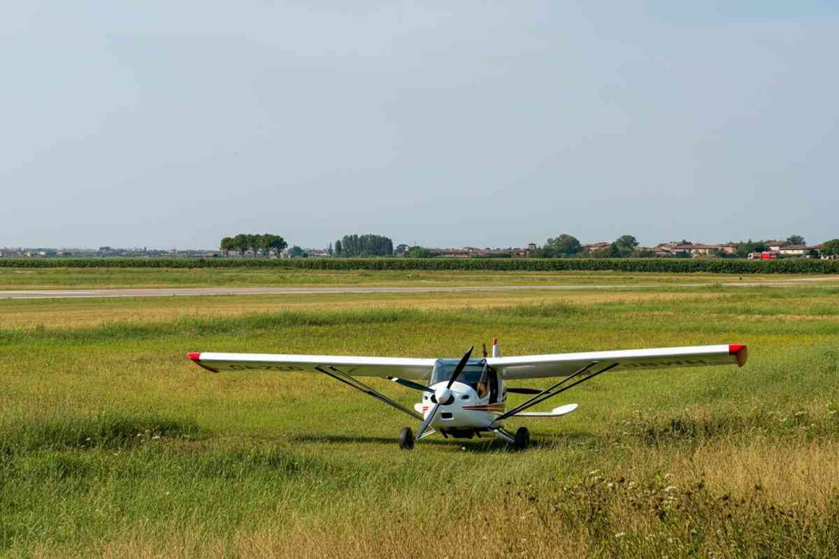 Tragedia nel cielo ferrarese: ultraleggero si schianta e pilota perde la vita in un misterioso guasto