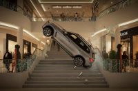 Auto in bilico nei gradini del centro commerciale: un incidente sorprendente in Bergamasca
