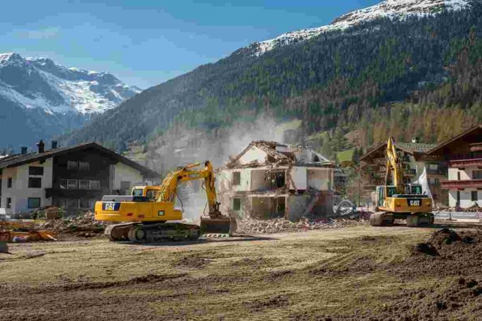 Cortina, la casa demolita a colpi di ruspa mentre lei lotta in tribunale: «Ormai abbiamo iniziato»