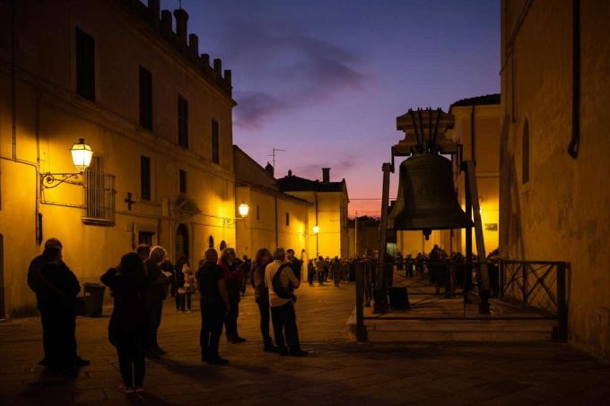 Il vescovo di Sanremo installa una campana contro l'aborto: la polemica si accende con il suono serale