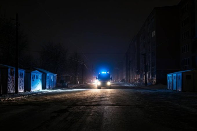 Kiev in oscurità: un milione di famiglie senza elettricità dopo i raid notturni russi