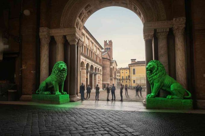 Leoni imbrattati e scritte pro Pal: il mistero della basilica di San Zeno a Verona