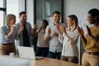 Lidl Italia rivoluziona il welfare: congedo di paternità esteso a 25 giorni