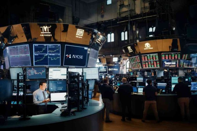 Milano in festa: Generali brilla con un +2,2% in Borsa