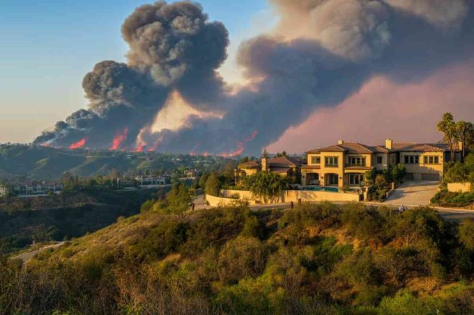 Nel 2025 catastrofi: meno perdite assicurate, ma superiamo i 100 miliardi