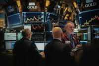 Oro in discesa: il prezzo spot scende a 4.210 dollari