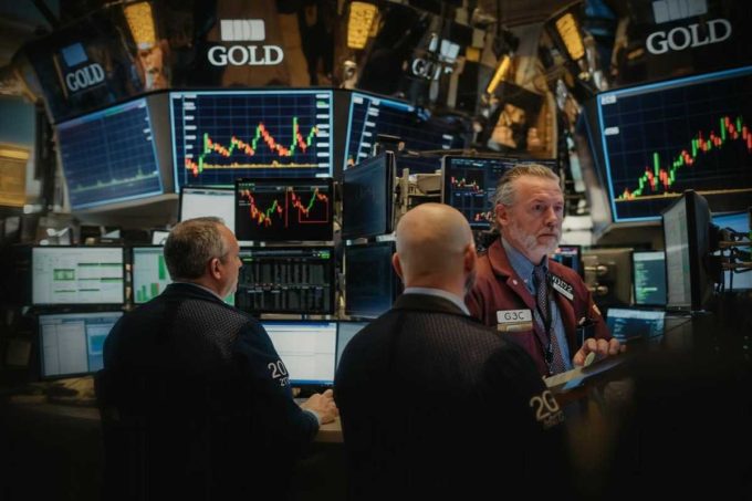 Oro in discesa: il prezzo spot scende a 4.210 dollari