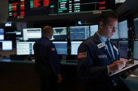 Petrolio in discesa: il Wti scende a 56,45 dollari