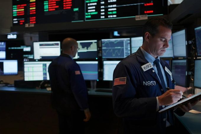 Petrolio in discesa: il Wti scende a 56,45 dollari