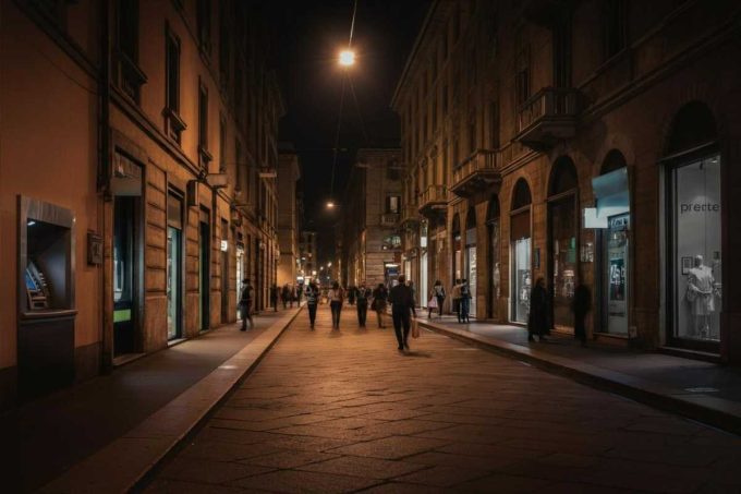 Rapina in centro a Milano: un 15enne salvato dalla chiamata al padre dopo un'ora di terrore con la baby gang