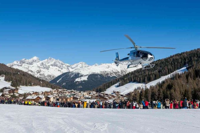 Sciare in fretta: l'elicottero che divide le opinioni sulle piste da sci