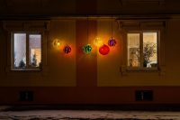 Scontro natalizio: cinque palle di compleanno scatenano la rabbia dei vicini a Senigallia