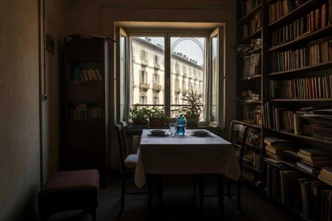 Zio malato lascia tre milioni alla badante dopo il rifiuto della famiglia