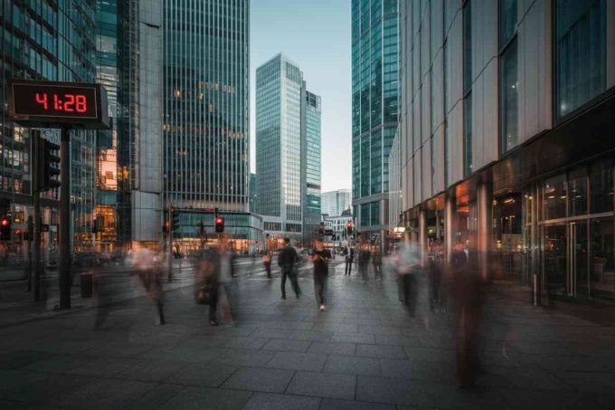 Borsa europea in crescita: Milano guida il rally dei titoli tecnologici