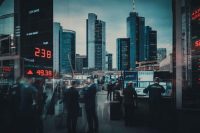 Borsa europea: un finale contrastante con Wall Street, Milano si mantiene stabile