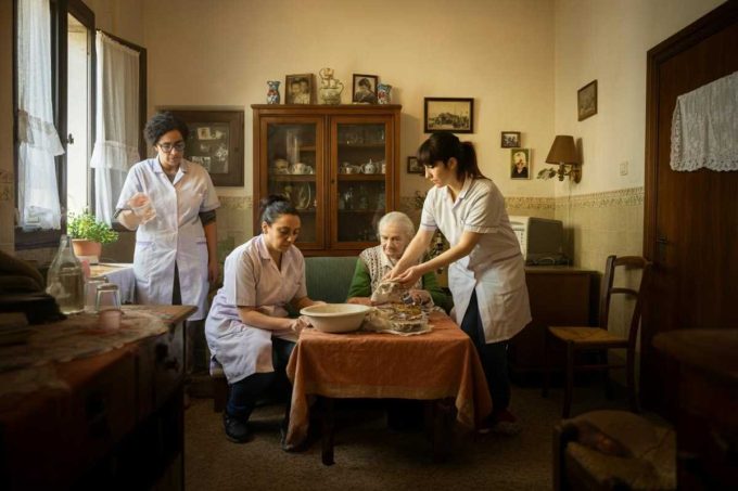 Colf e badanti: la sorprendente metà lavora in modo irregolare in Italia