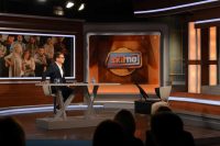 Il magistrato provoca il conduttore: «Uso questo coltello per uccidere mia moglie» – Guarda il video