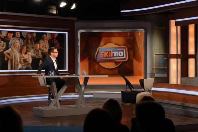 Il magistrato provoca il conduttore: «Uso questo coltello per uccidere mia moglie» – Guarda il video