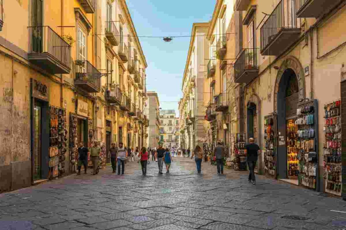 Il tiktoker travestito da Michael Jackson spaventa una donna a Napoli e finisce nei guai